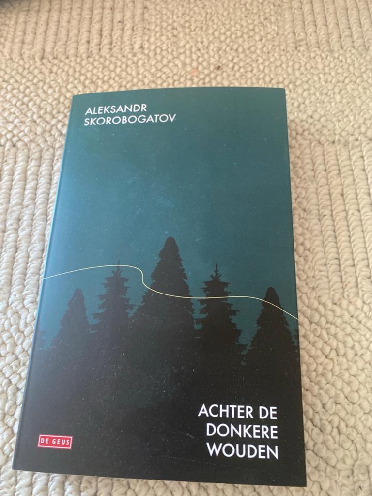 Achter de Donkere Wouden - Aleksandr Skorobogatov, Ophalen of Verzenden, Zo goed als nieuw, Nederland