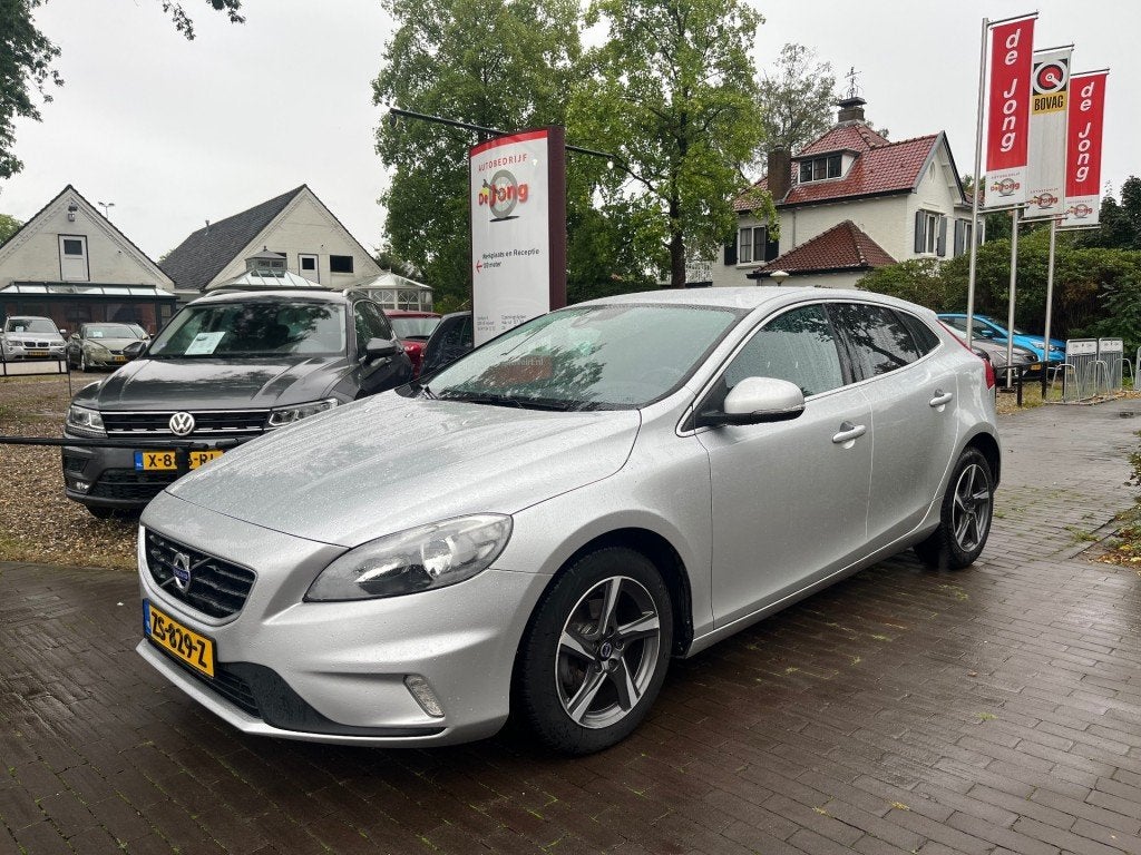 Volvo V40 2.0 D2 R-DESIGN / NAVI / CRUISE CTR. / HALF LEDER, Euro 6, 4 cilinders, 1969 cc, Bedrijf