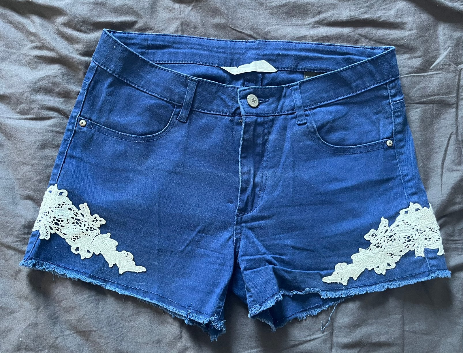H&M denim short / korte spijkerbroek – kantdetails – mt 170, Ophalen of Verzenden, Zo goed als nieuw, Meisje, Broek
