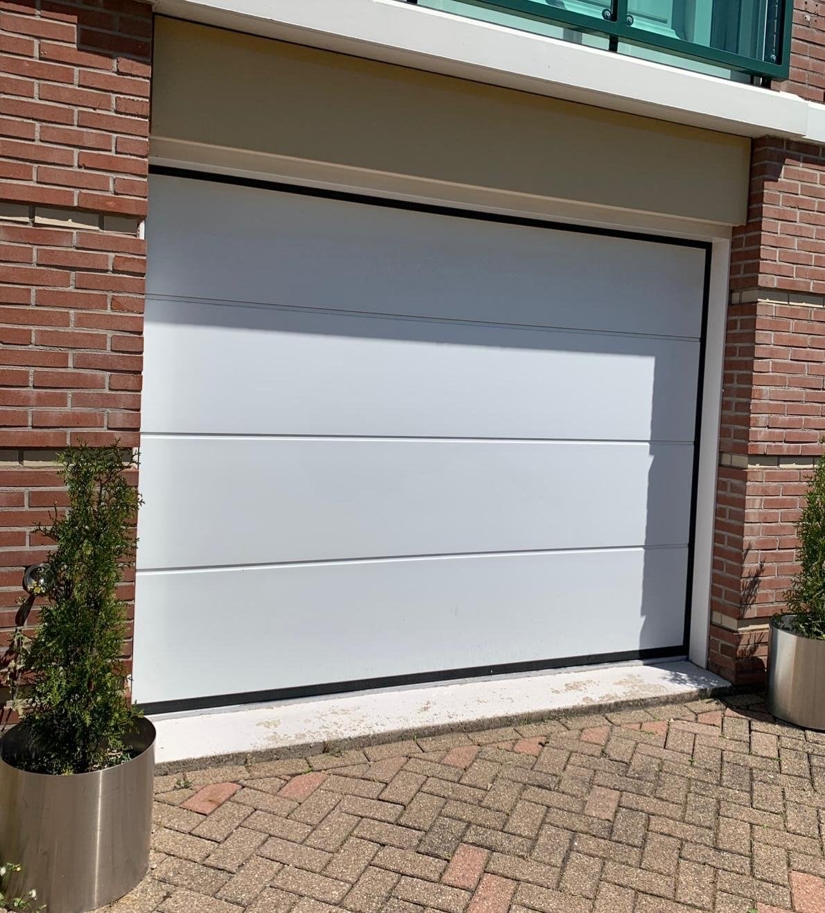 Witte sectionale garagedeur met Marantec Comfort 50 motor, Ophalen, Gebruikt, 120 cm of meer, Garagedeur