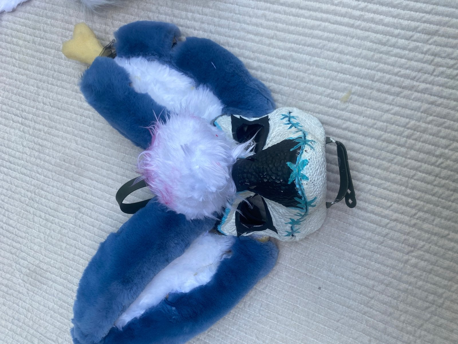 Blauw en wit dinosaurus masker met bont en tanden, Hobby en Vrije tijd, Ophalen of Verzenden, Gebruikt, Toneelattributen of Onderdelen