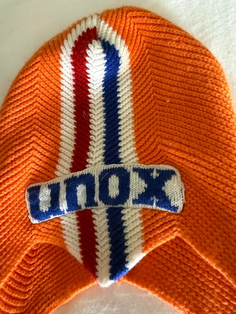 Unox Muts - Oranje Gebreide Wintermuts met Logo, Ophalen of Verzenden, Zo goed als nieuw, One size fits all, Hoed
