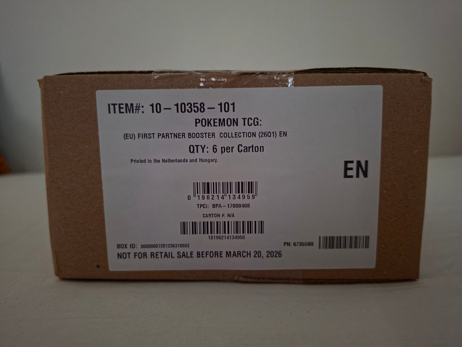 Pokémon TCG: First Partner Booster Collection, Ophalen of Verzenden, Nieuw, Boosterbox