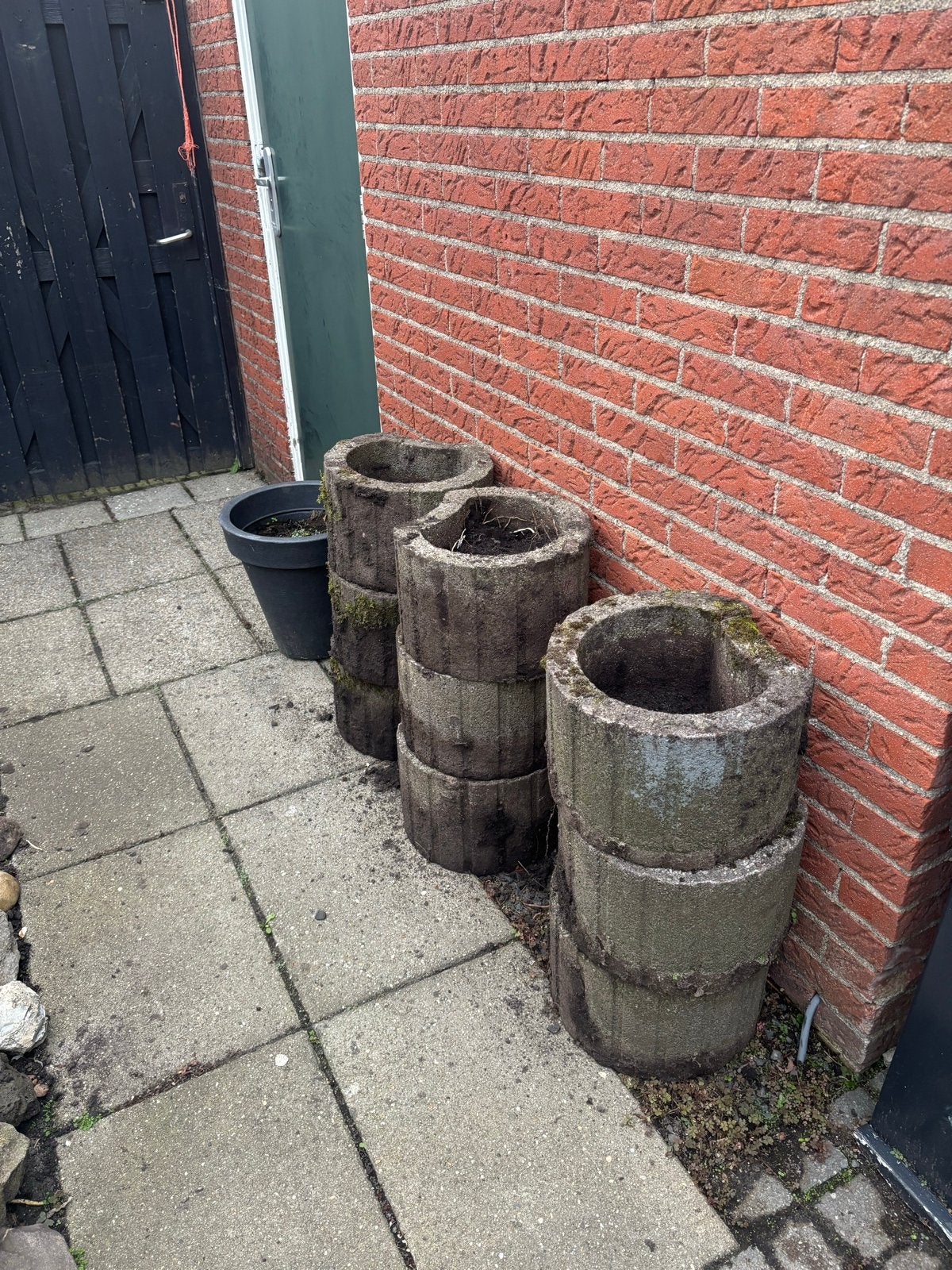 Gratis af te halen Betonnen bloembakken (9 stuks), Ophalen, Gebruikt, Rond, 60 tot 100 cm