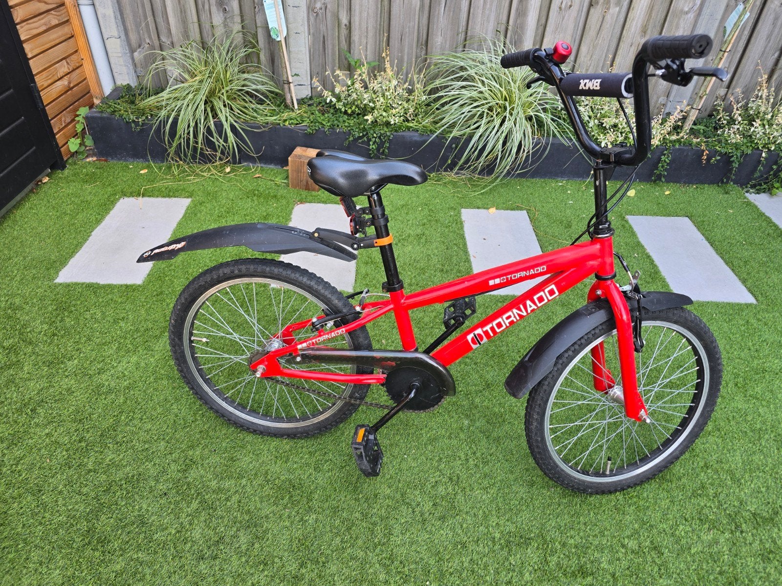 Rode Tornado kinderfiets - 20 inch, Fietsen en Brommers, Fietsen | Kinderfietsjes, Ophalen, 20 inch of meer, Gebruikt, Velgrem