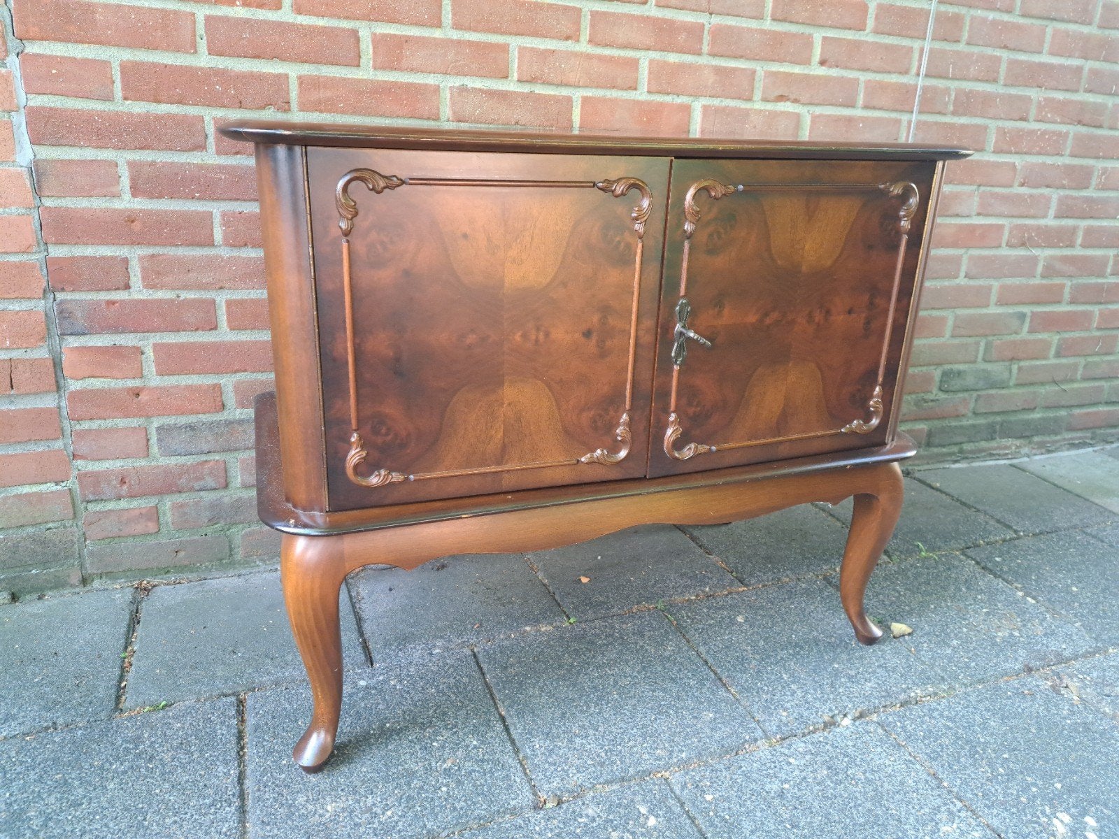 Antieke houten kast met sierlijke poten, Antiek en Kunst, Ophalen of Verzenden