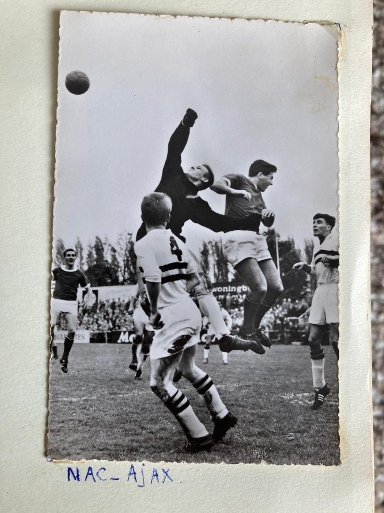 Vintage voetbalfoto kaart NAC - Ajax (keeper stompt bal weg), Verzenden, Gebruikt, Ajax, Poster, Plaatje of Sticker