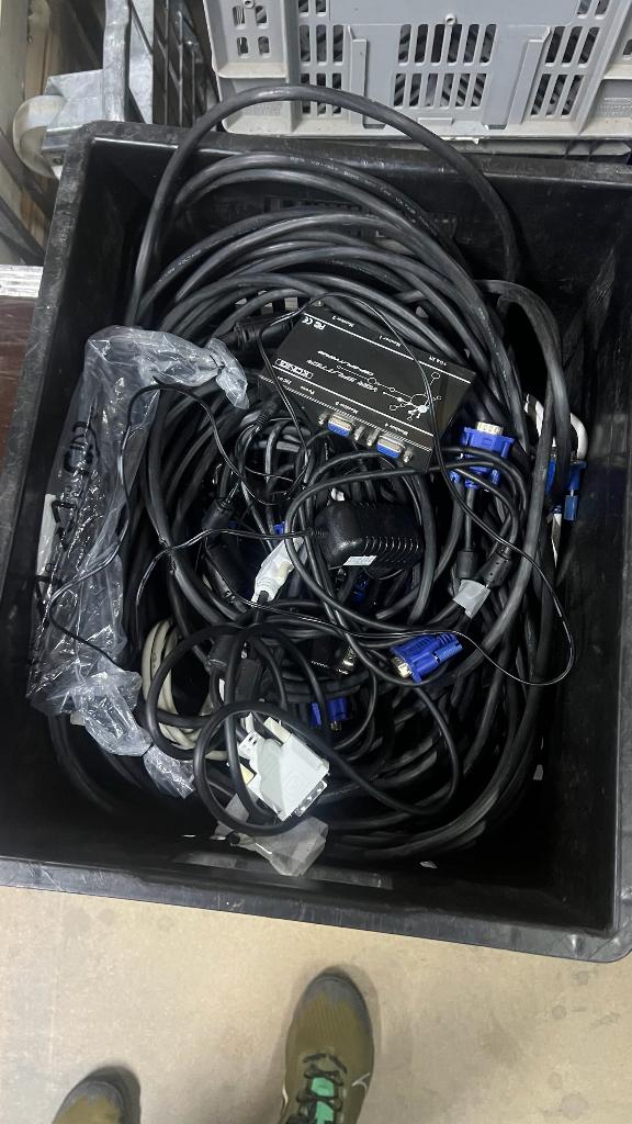 Krat met vga kabels ook lange kabels en VGA Splitter, Computers en Software, Pc- en Netwerkkabels, Ophalen