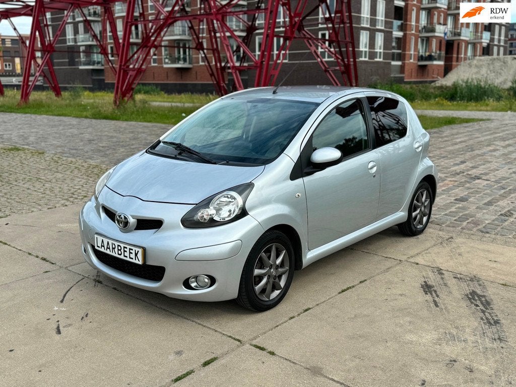 Toyota Aygo 1.0-12V Dynamic AIRCO|NAP|ElektrPakket|TomTom Ed, Auto's, Voorwielaandrijving, Gebruikt, Zwart, Origineel Nederlands