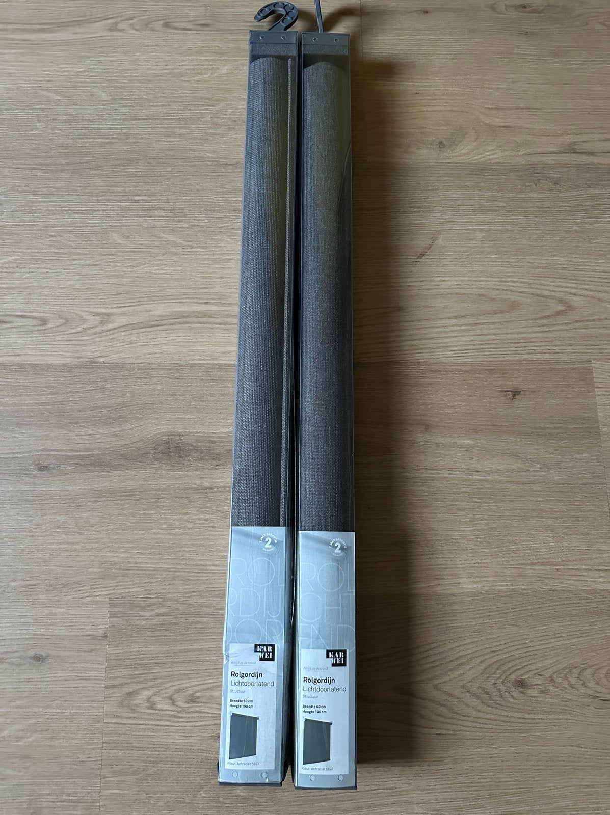 Twee antraciet rolgordijnen, 190 cm, In te korten, Karwei, Ophalen of Verzenden