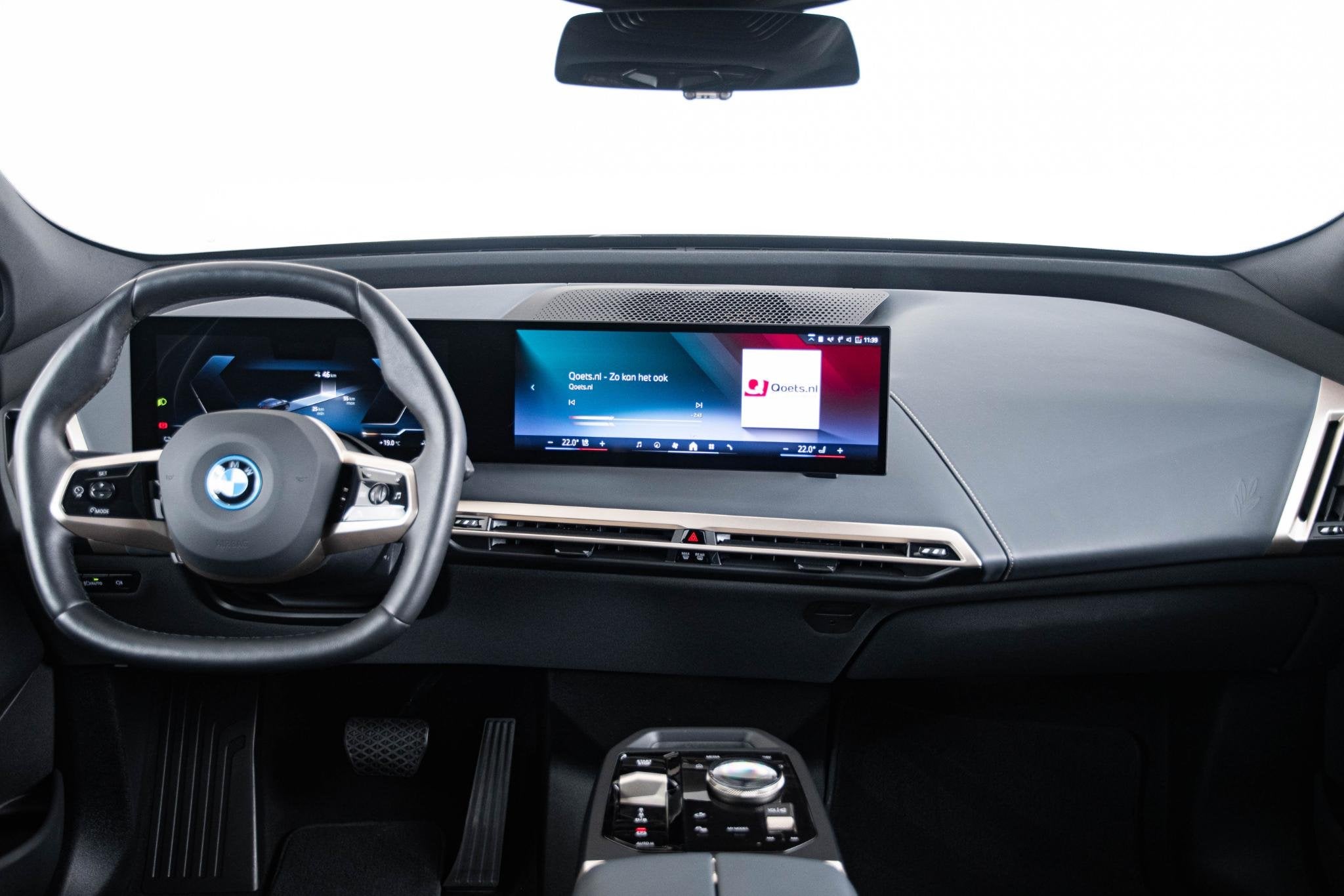 BMW iX xDrive50 High Executive 112 kWh Sportpakket - Panoram, Auto's, Automaat, 660 min, Gebruikt, Met garantie (alle)