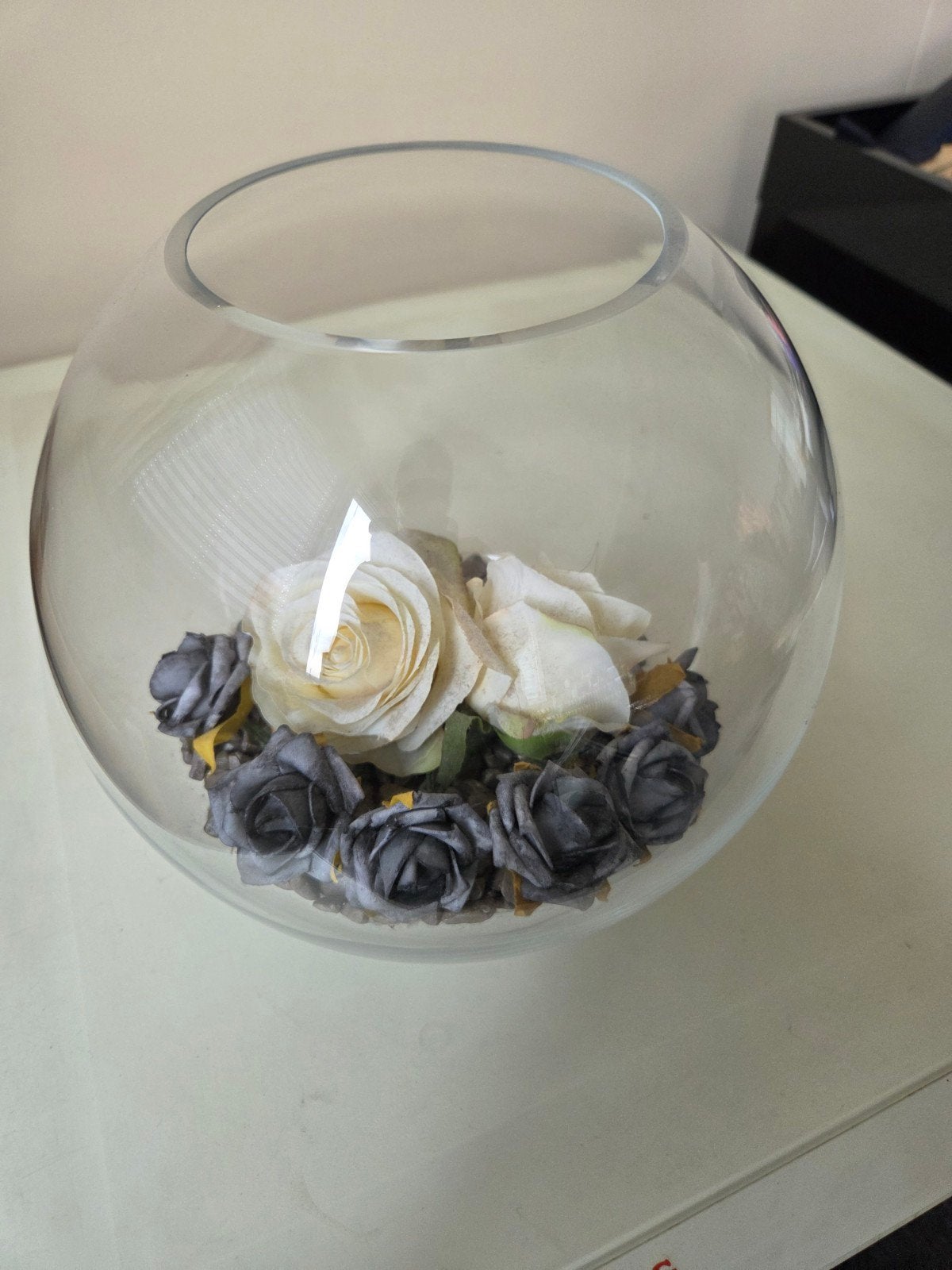 Glazen vissenkom vaas met kunstbloemen, Ophalen, Gebruikt, Transparant, Inclusief decoratie