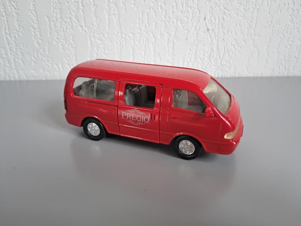 Modelauto Kia Pregio rood, Hobby en Vrije tijd, Ophalen of Verzenden, Auto, Overige merken
