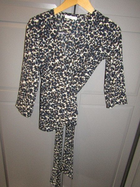 G881 Pigalle 34 wikkelblouse donkerblauw bruin wit chiffon, Pigalle, Zo goed als nieuw, Maat 34 (XS) of kleiner, Verzenden