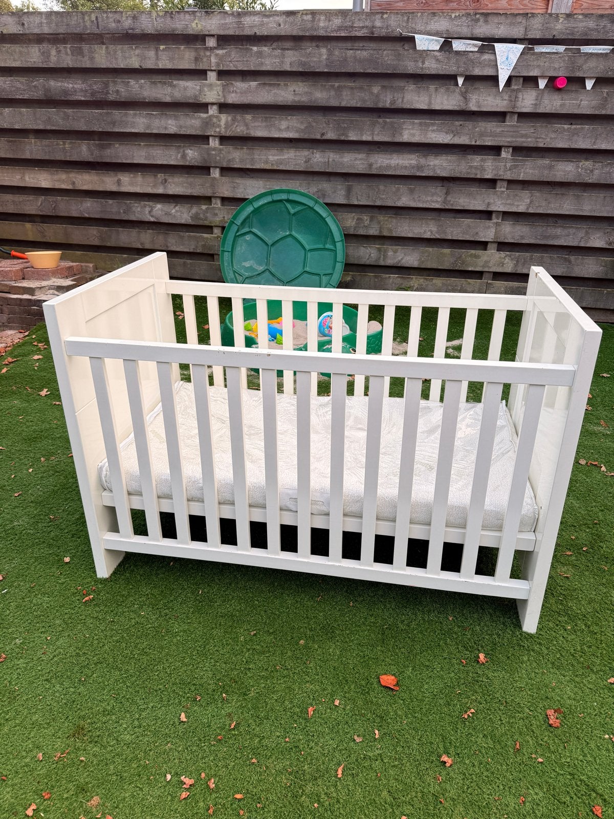 Wit babybedje met matras, Ophalen, Wit, Zo goed als nieuw, Hout
