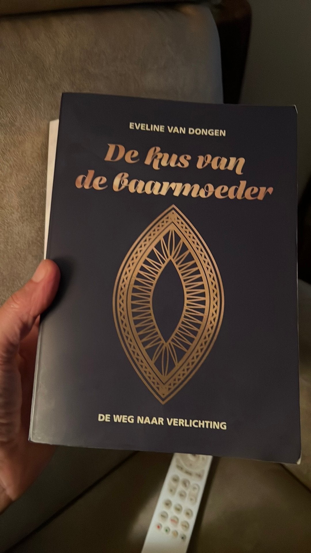 De kus van dw baarmoeder eveline van dongen, Ophalen of Verzenden, Zo goed als nieuw, Spiritualiteit algemeen, Achtergrond en Informatie