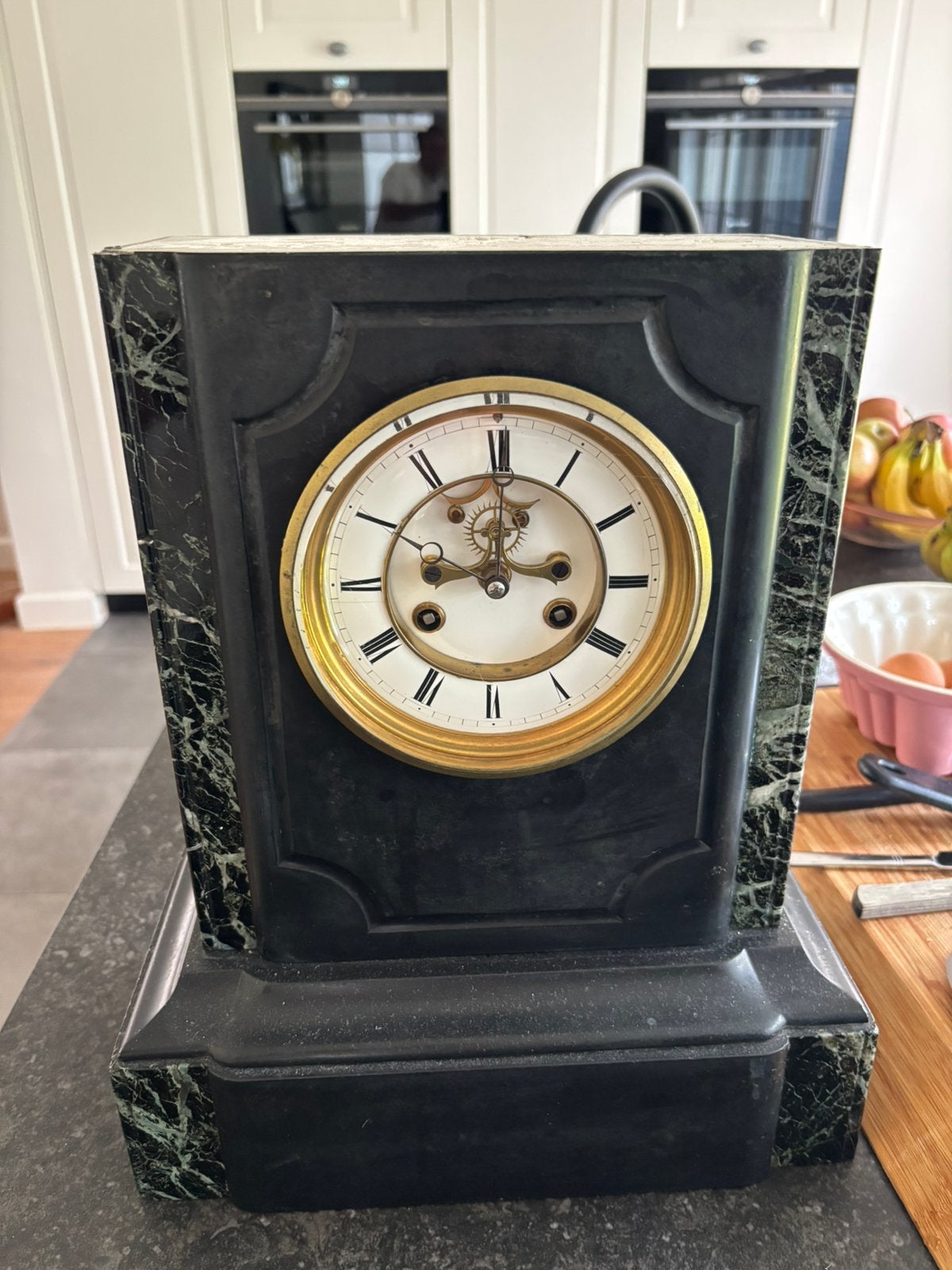 Beschadigde Antieke zwarte marmeren pendule /schoorsteenklok, Antiek en Kunst, Antiek | Klokken, Ophalen