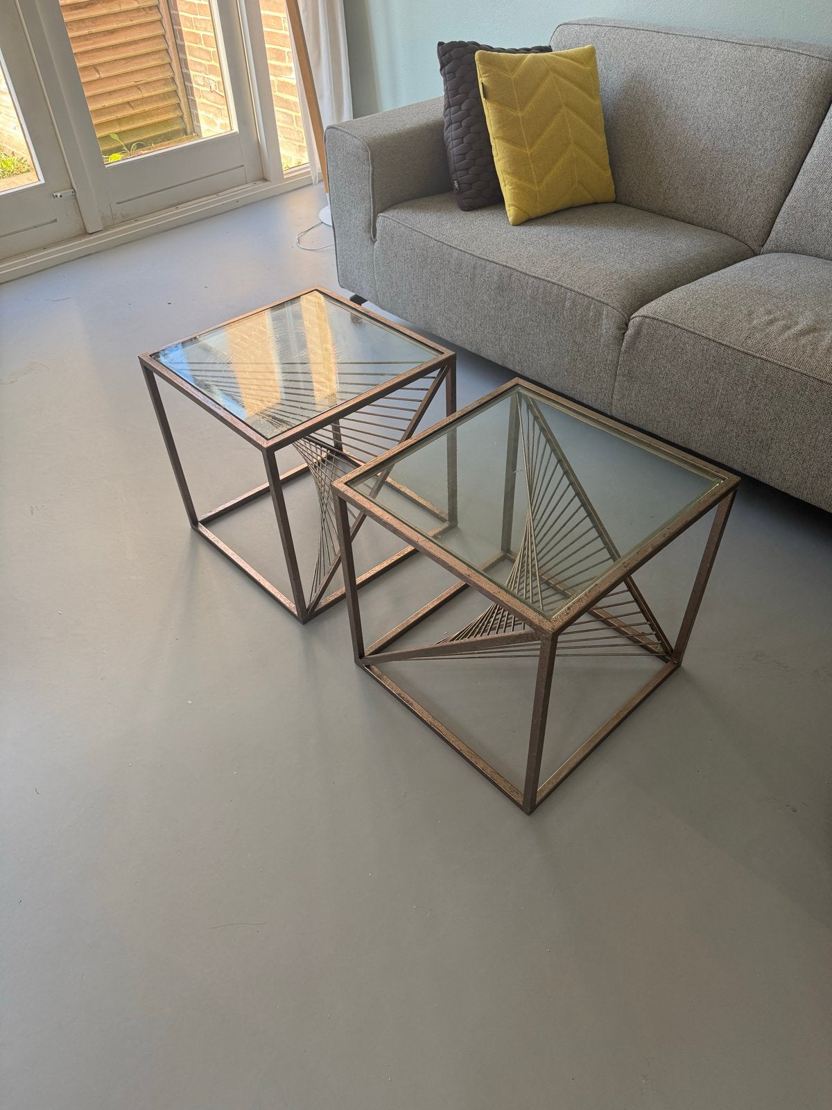 Set van 2 bijzettafels met glazen blad en metalen frame, Huis en Inrichting, Tafels | Bijzettafels, Ophalen, Minder dan 45 cm