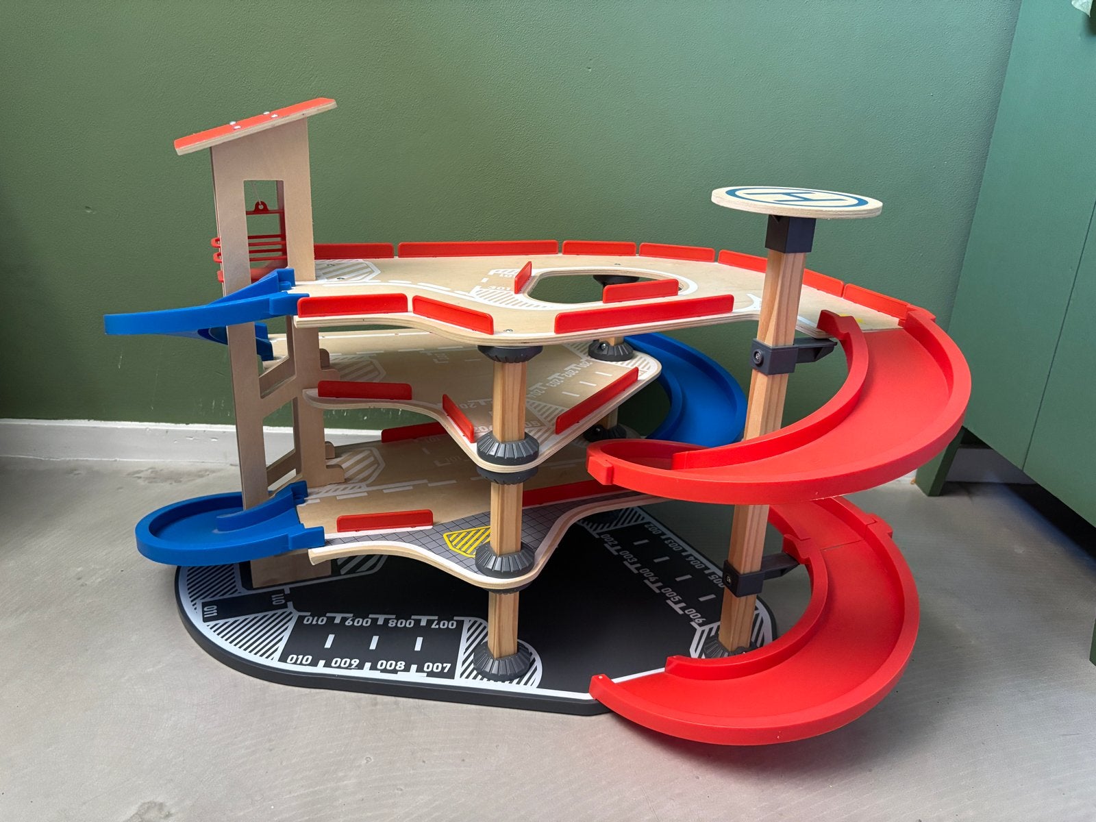 Houten Parkeergarage met Helikopterplatform en Liften, Kinderen en Baby's, Ophalen, Zo goed als nieuw