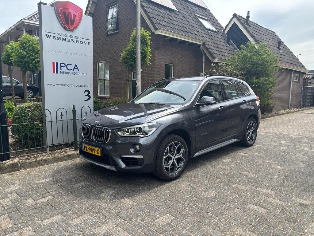 BMW X1 xDrive20i Centennial High Executive (bj 2016), Auto's, BMW, Automatische klimaatregeling, Gebruikt, Leder en Stof, Bedrijf