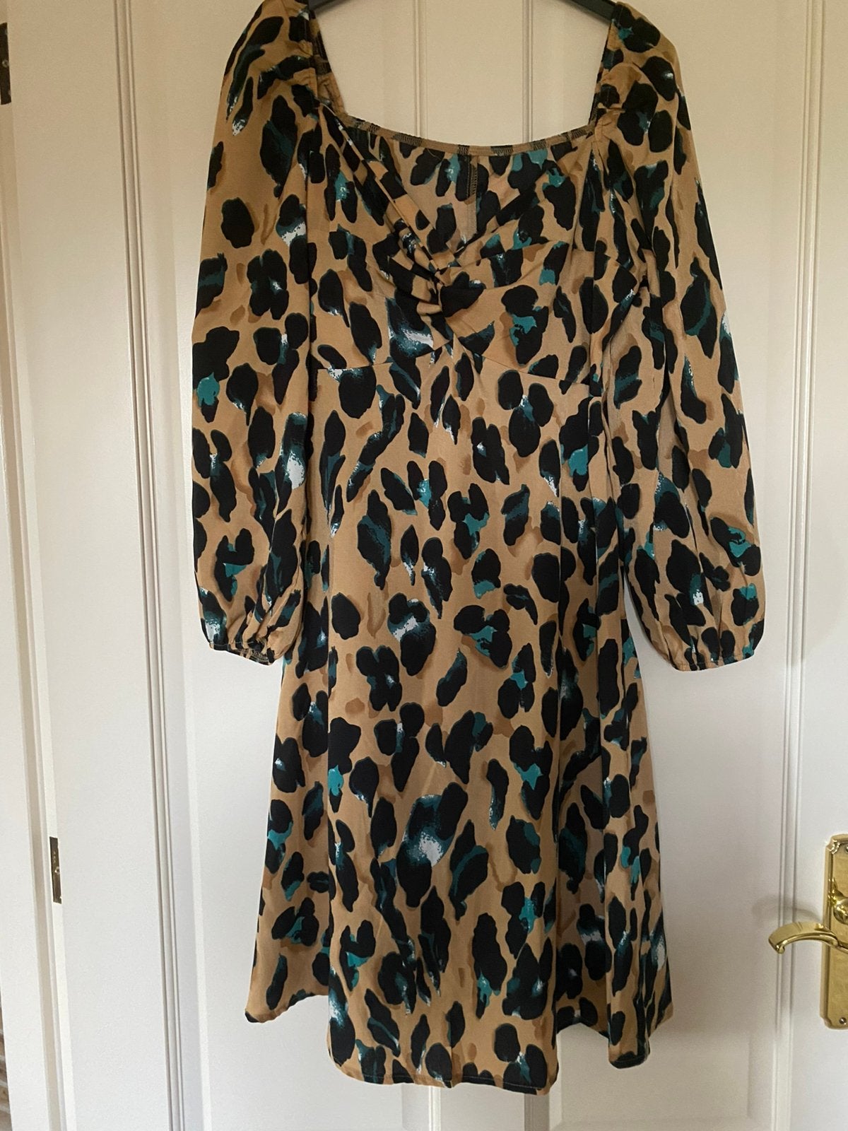 Shein curve beige leopard jurk maat 0 xl nieuw, Kleding | Dames, Jurken, Beige, Maat 46/48 (XL) of groter, Nieuw, Ophalen of Verzenden
