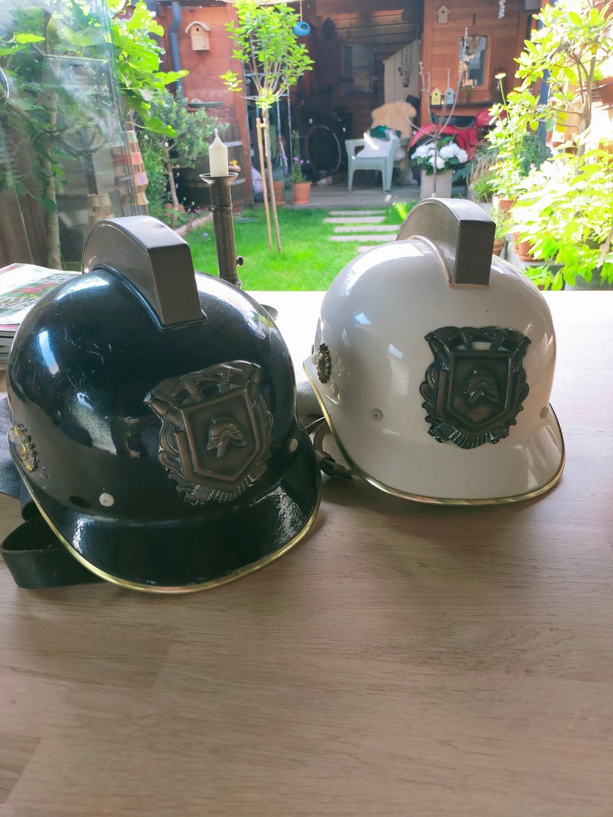 2 zeer mooie complete Brandweer helmen jaren 60 wit en zwart, Verzamelen, Militaria | Algemeen, Ophalen of Verzenden
