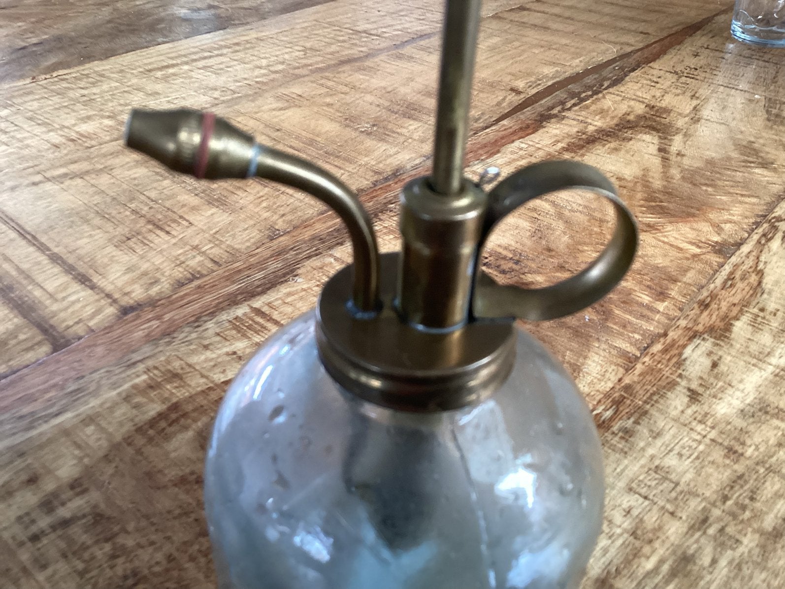VINTAGE  PLANTENSPUIT  MET  MESSING  POMPMECHANISME  200 ML, Antiek en Kunst, Ophalen of Verzenden