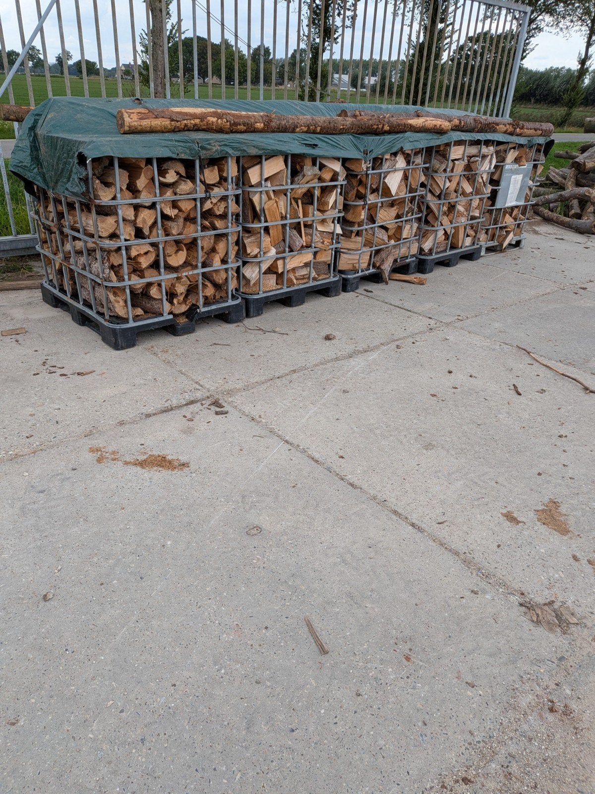 €75 per kuub droog hout fijnspar wilg berk 4,8 kub voor €270, 3 tot 6 m³, Ophalen, Overige houtsoorten, Blokken