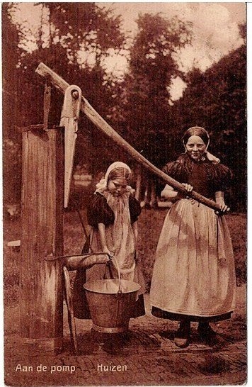 Oude ansichtkaart: Aan de pomp, Huizen (voor 1920), Ophalen of Verzenden, Voor 1920, Ongelopen, Noord-Holland