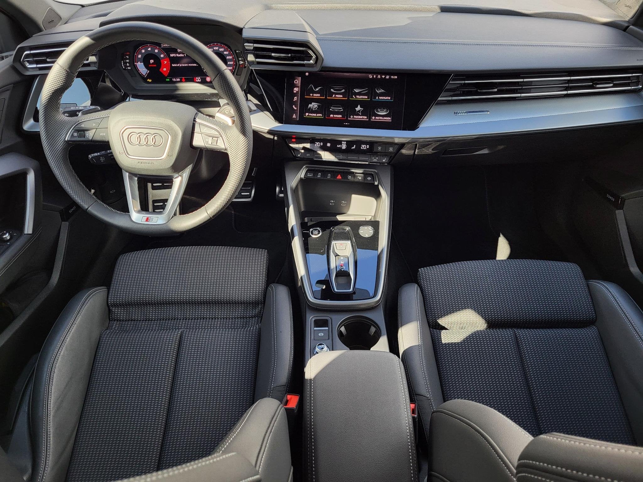Audi A3 Sportback 35 TFSI S line Automaat / Panoramadak / SO, Auto's, Audi, Dealer onderhouden, 1300 kg, 4 cilinders, Zwart