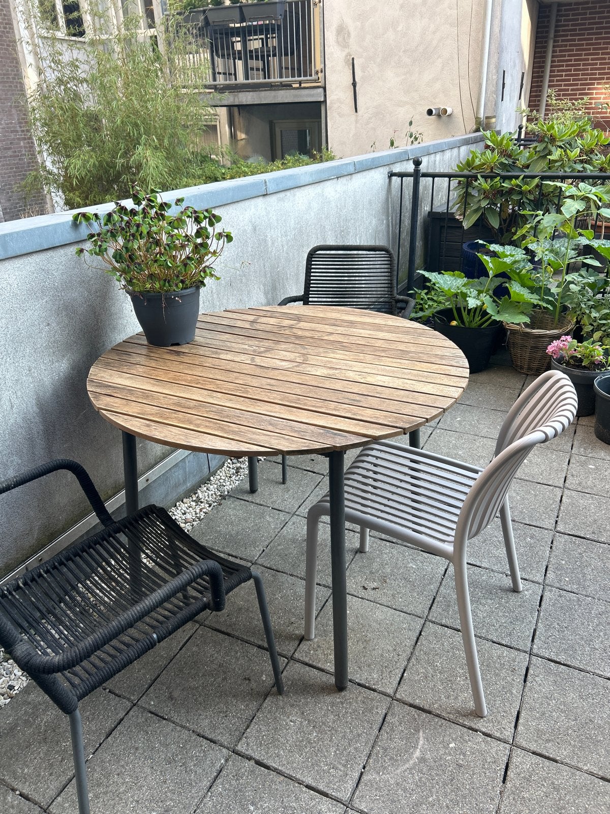 Ronde houten tuintafel van Le Sud met metalen onderstel, Tuin en Terras, Ophalen, Gebruikt, Rond, Hout