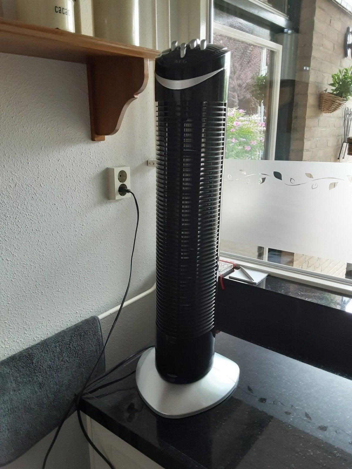 AEG Zwarte Torenventilator - Krachtige Koeling, Ophalen, Zo goed als nieuw