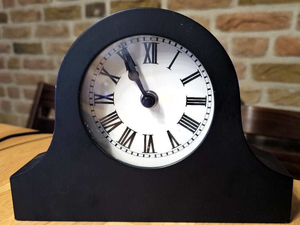 Kunststof tafelklok met Young Town quartz uurwerk, Huis en Inrichting, Ophalen of Verzenden, Zo goed als nieuw