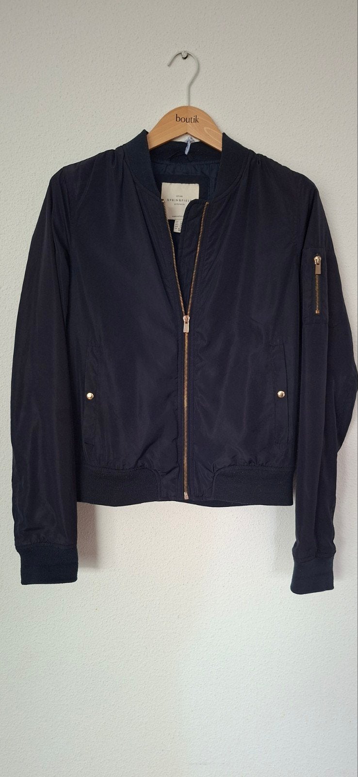 Donker blauwe bomberjack Springfield maat M.
De kleur is hee, Maat 38/40 (M), Blauw, Springfield, Ophalen of Verzenden
