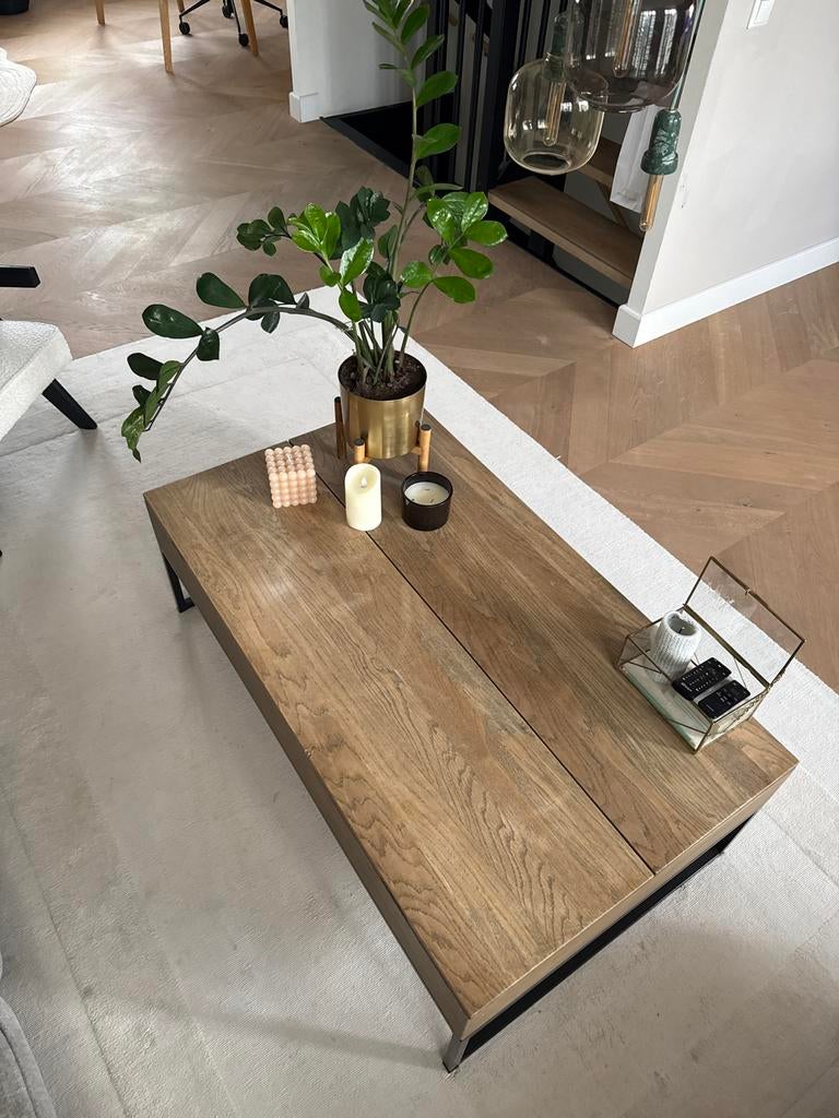 Houten salontafel met metalen onderstel van het meek Yaya, Huis en Inrichting, Ophalen, Gebruikt, 100 tot 150 cm, 50 tot 100 cm