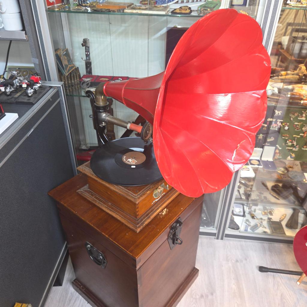 Antieke Pathé platenspeler met rode hoorn