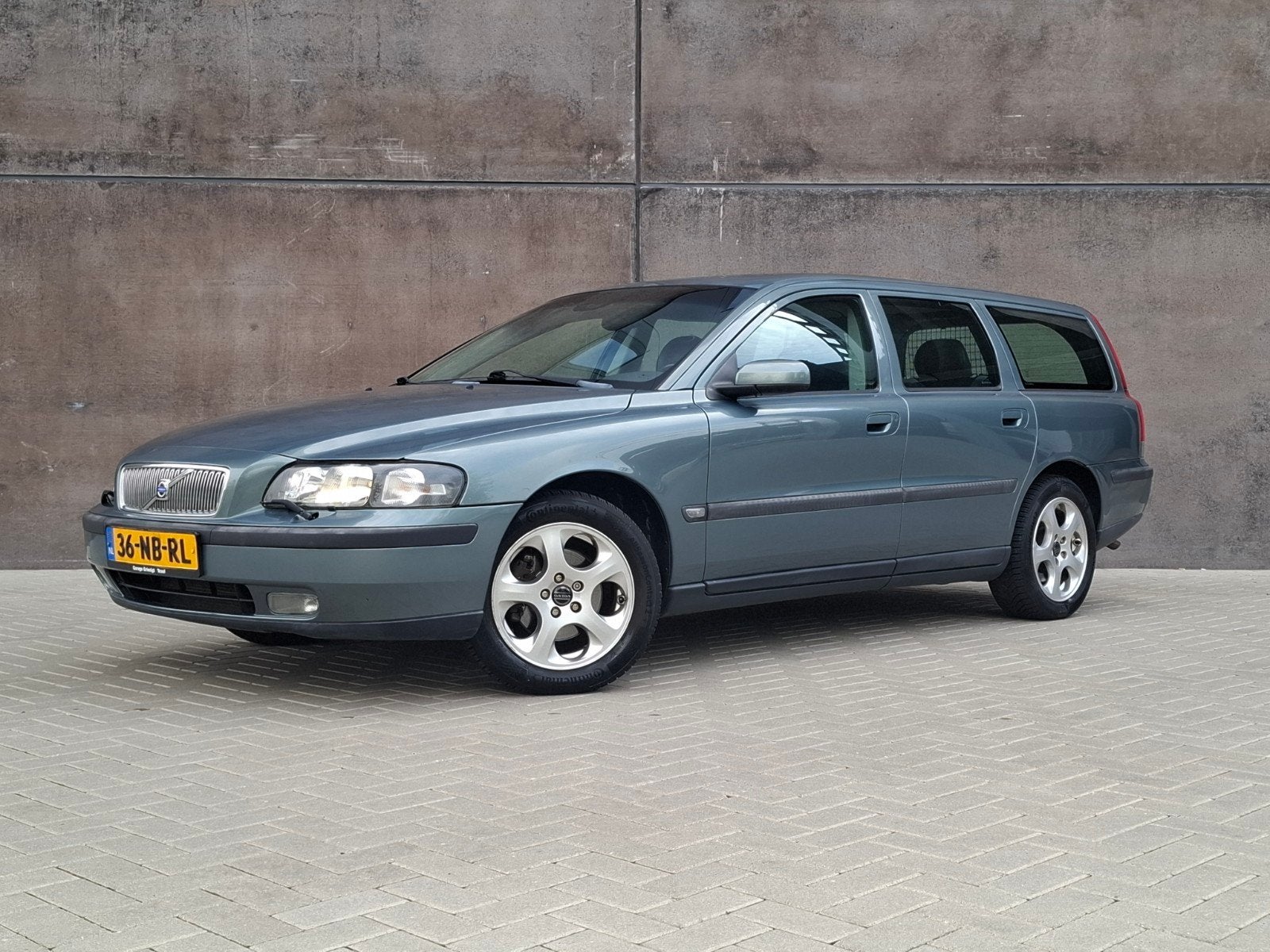 Volvo V70 2003 | 132.831 KM | Half Leder | Dealer onderhoude, Voorwielaandrijving, 1800 kg, Zwart, Leder en Stof