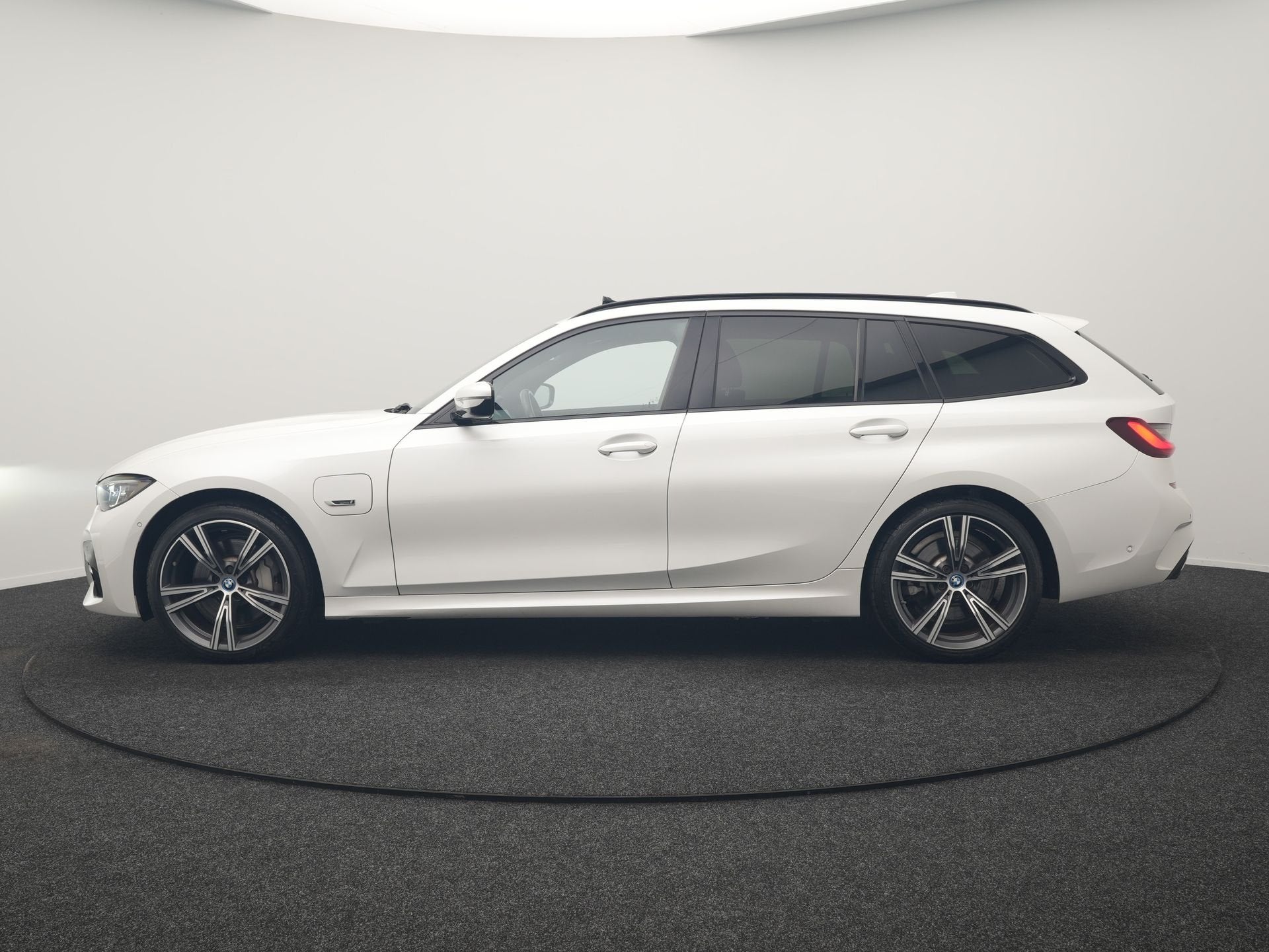 BMW 3 Serie Touring 330e M Sport PHEV 293pk Dealer O.H. | Pa, Auto's, Achterwielaandrijving, Gebruikt, 4 cilinders, Wit