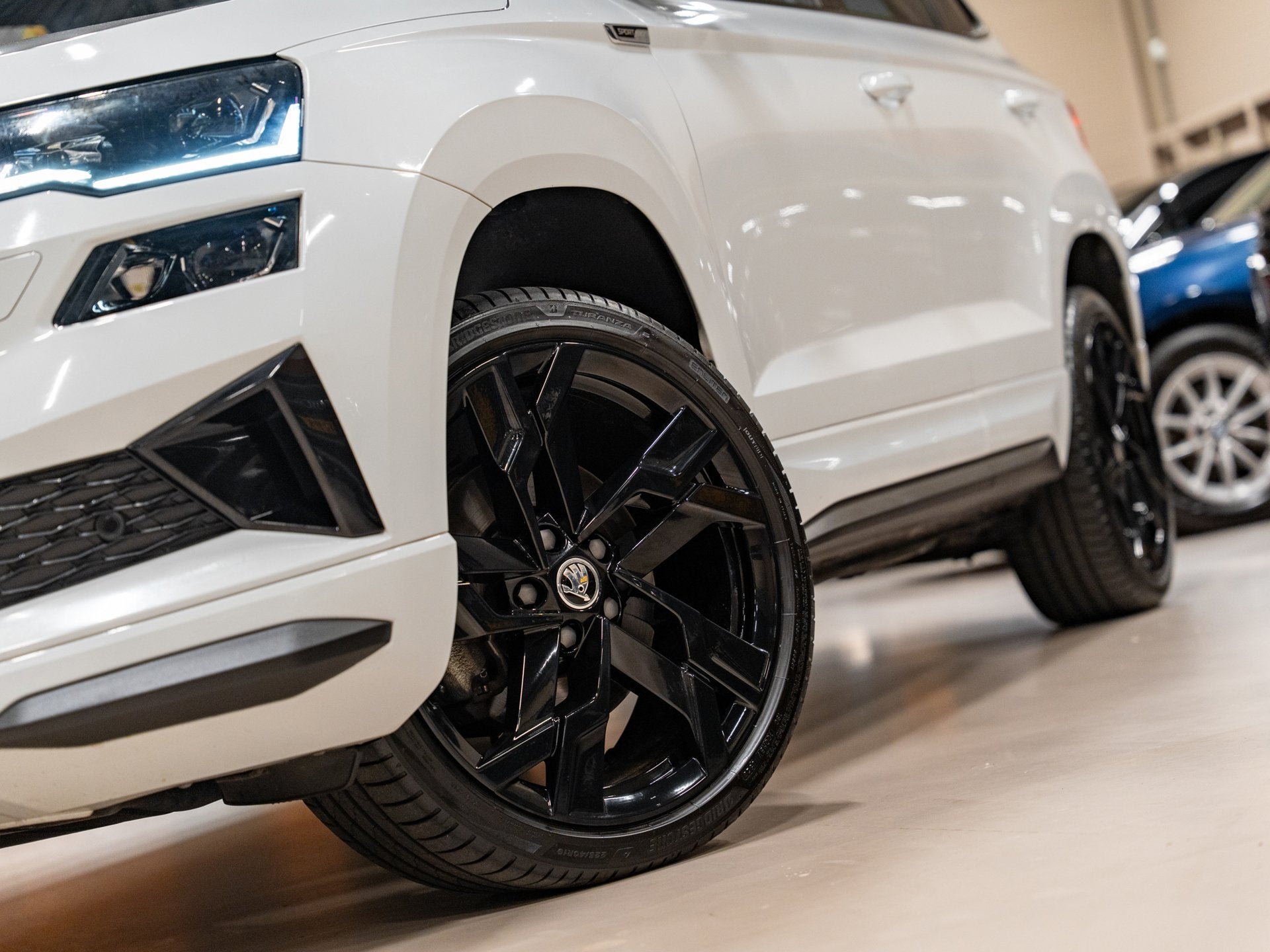 Skoda Karoq 1.5 TSI DSG ACT Sportline, Facelift, Pano, ACC,, Dealer onderhouden, Stof, Wit, 1308 kg