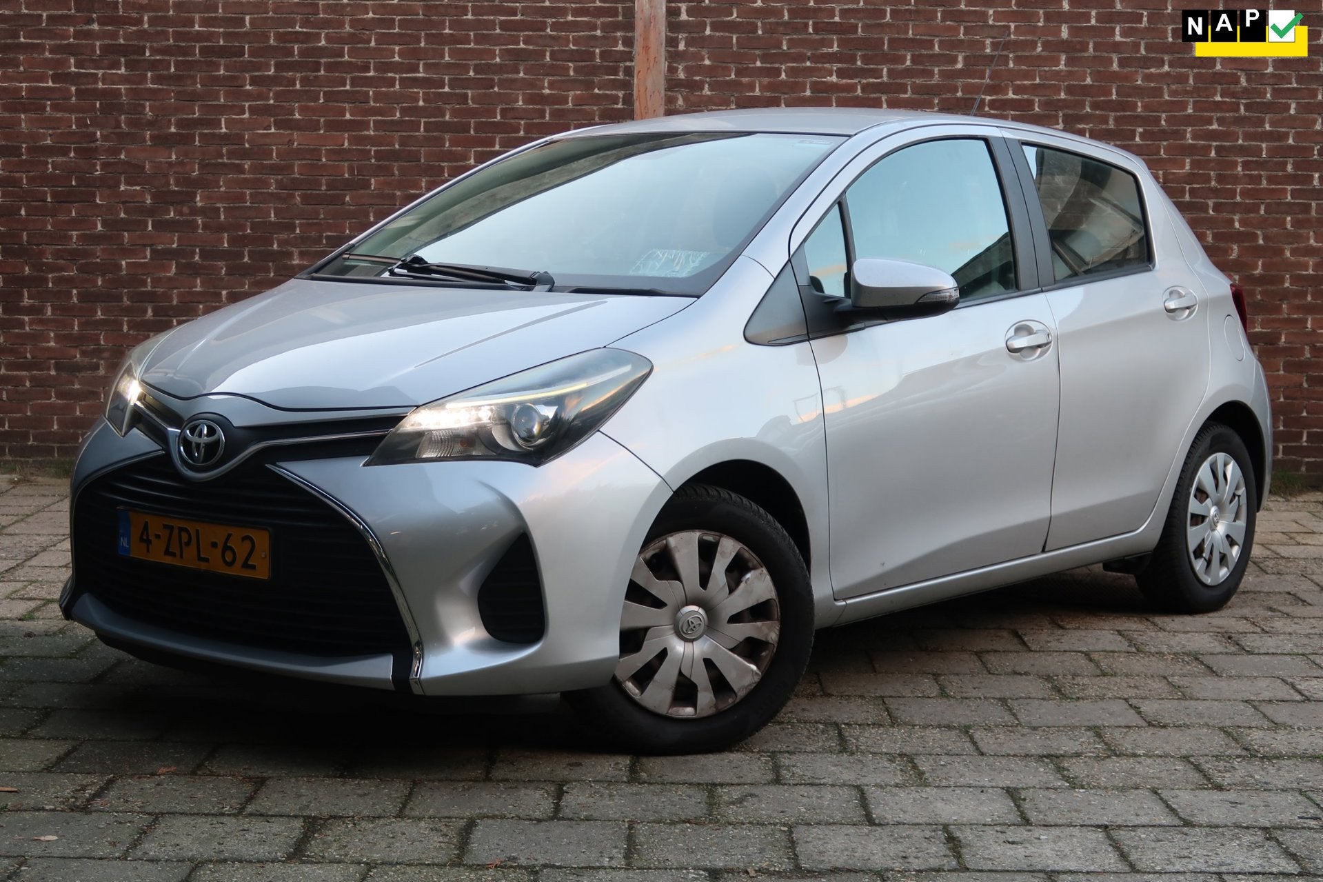 Toyota Yaris 1.3 VVT-i Aspiration *Rijklaarprijs *Airco *NAP, Euro 5, Stof, Zwart, 4 cilinders