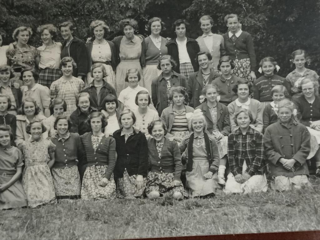 Groepsfoto meisjes Foto Ahoy Hilversum, Ophalen of Verzenden, 1940 tot 1960, Zo goed als nieuw