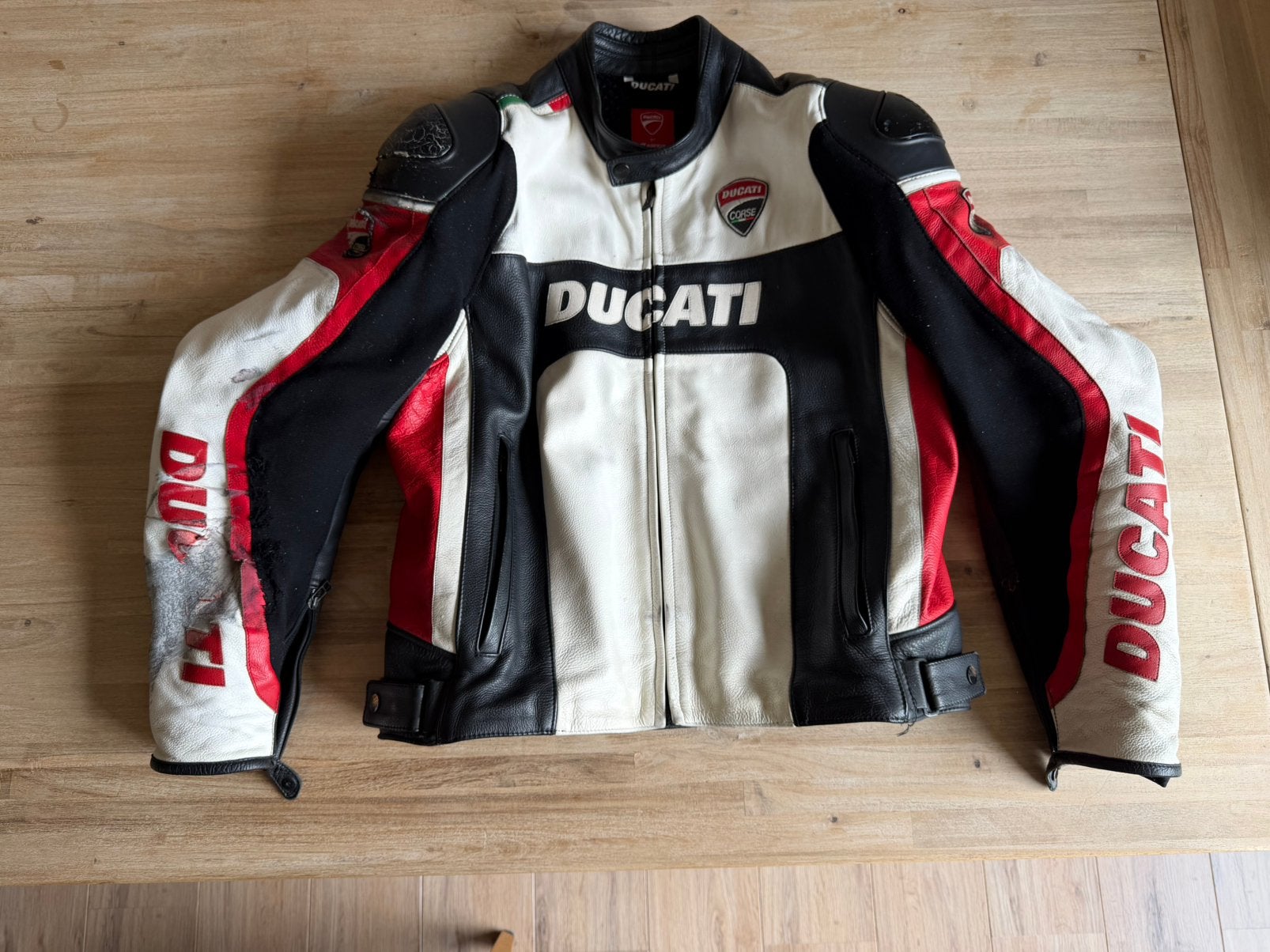 Ducati leren motorjas met schade aan rechter mouw, maat 56, Motoren, Ophalen of Verzenden, Tweedehands, Jas | leer