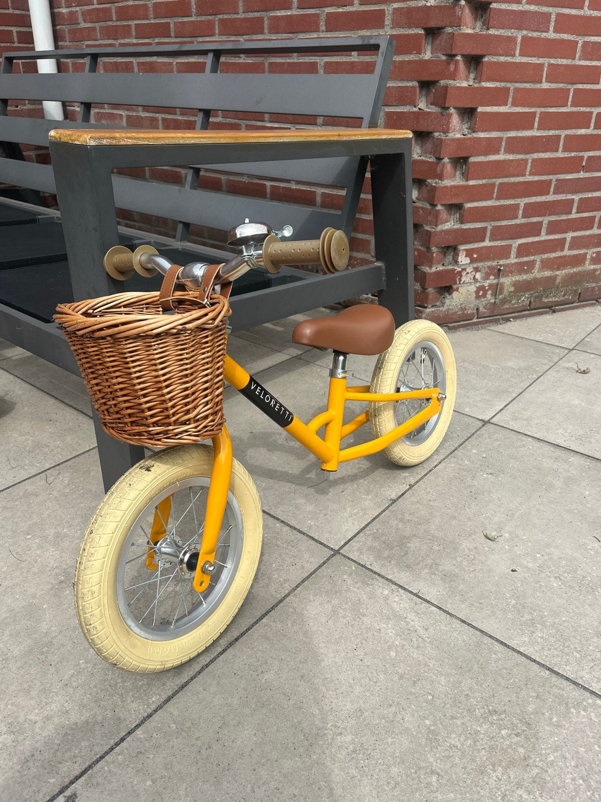 Veloretti loopfiets geel met mandje, Fietsen en Brommers, Fietsen | Kinderfietsjes, Zo goed als nieuw, Minder dan 16 inch, Ophalen