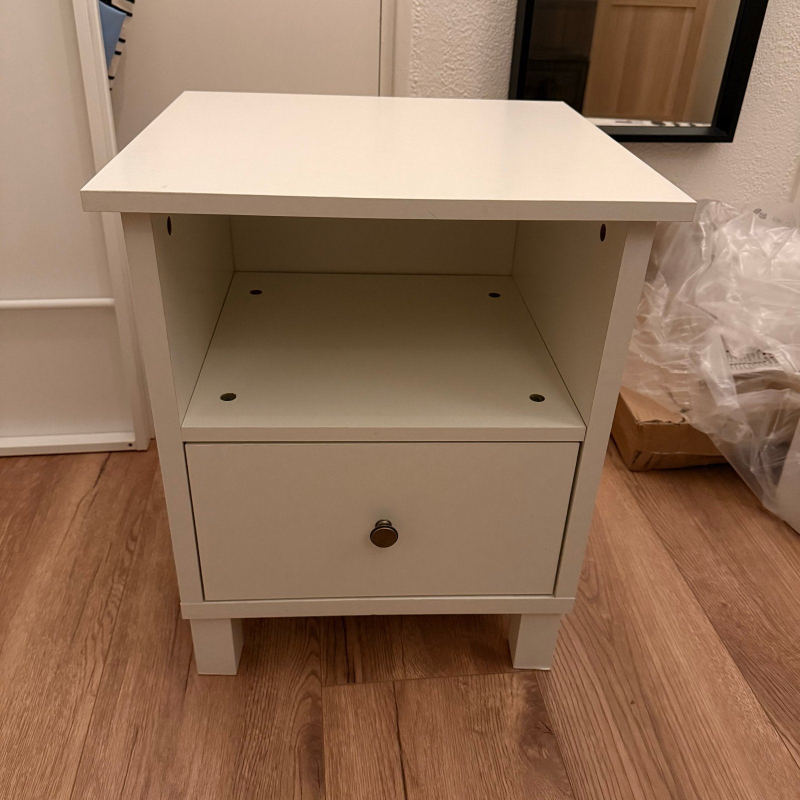 1 Nachtkastje met lade en open vak - Wit, Ophalen, Minder dan 45 cm, 55 tot 70 cm, Zo goed als nieuw