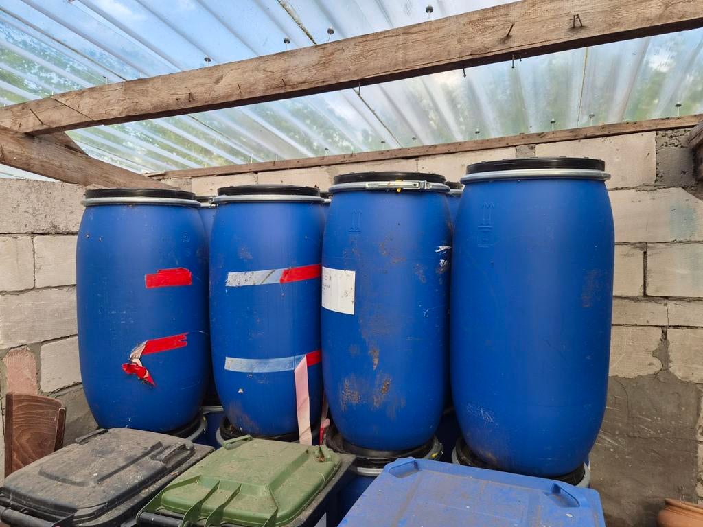 GRATIS tonnen, meer dan 20 stuks. Met beugelsluiting, Tuin en Terras, Regentonnen, 150 liter of meer, Ophalen, Gebruikt, Kunststof