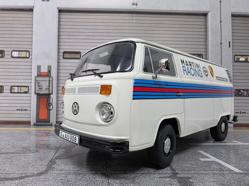 Vw T2b Transporter Porsche Martini Racing 1:18 in OVP, Ophalen of Verzenden, Nieuw, Overige merken