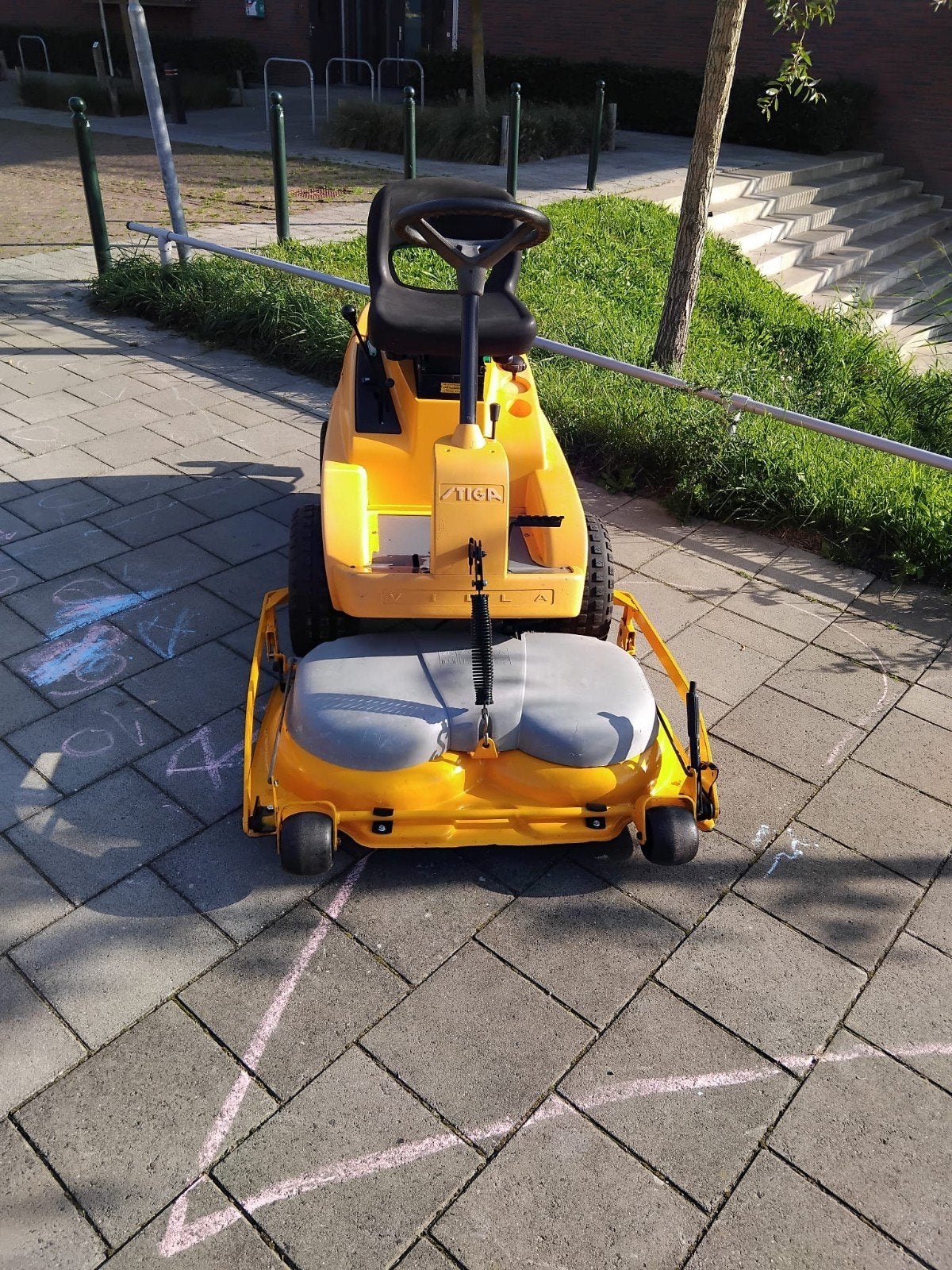 stiga villa comfortline zitmaaier.95cm  €750, Ophalen, Benzine-grasmaaier, 50 cm of meer, Elektrische starter
