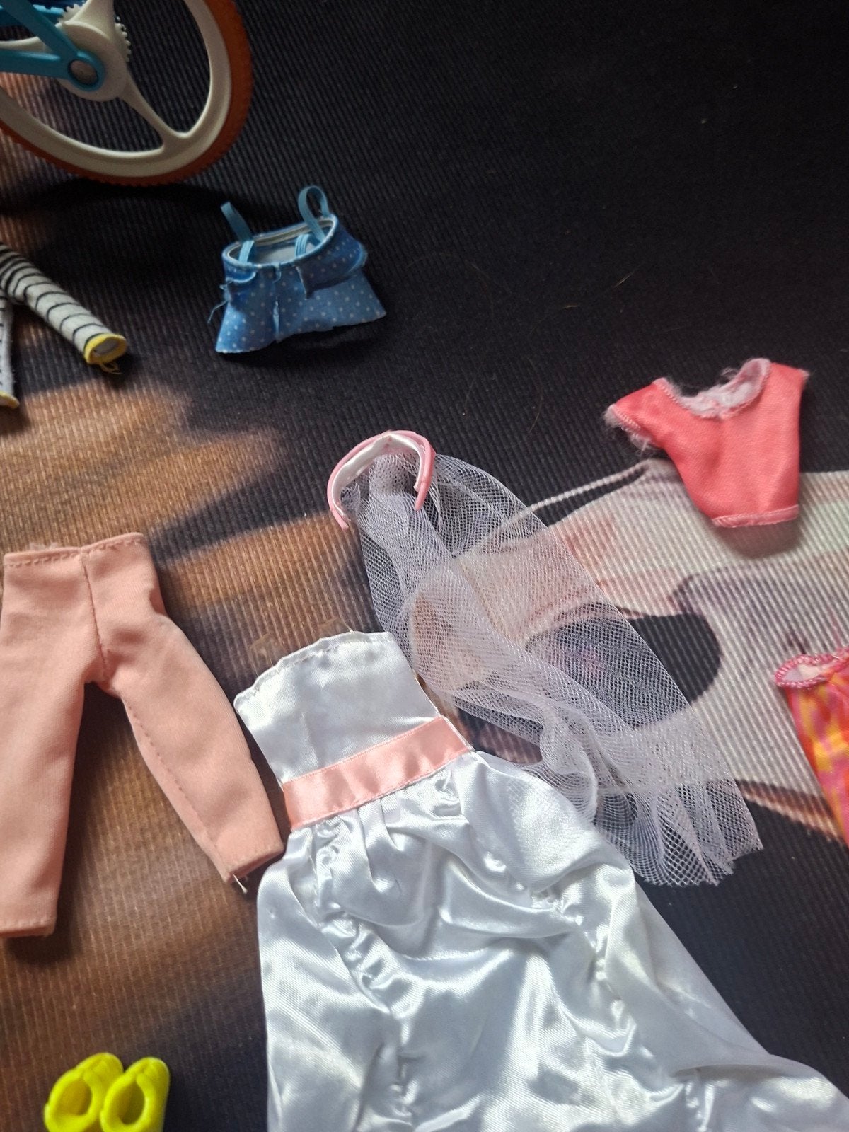 Barbie outfits, schoenen en fiets in goede staat, Ophalen of Verzenden