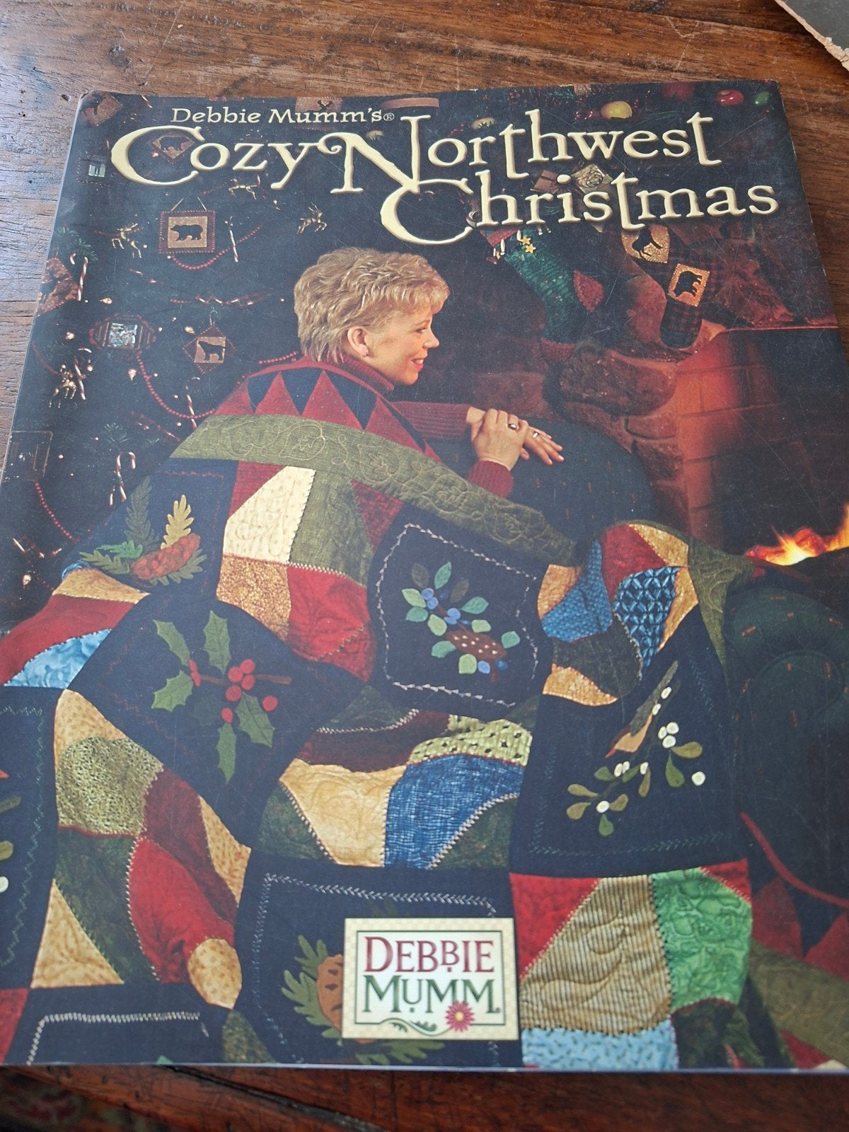Debbie Mumm's Cozy Northwest Christmas Quilt Boek, Ophalen of Verzenden, Zo goed als nieuw, Borduren en Naaien, Debbie Mumm