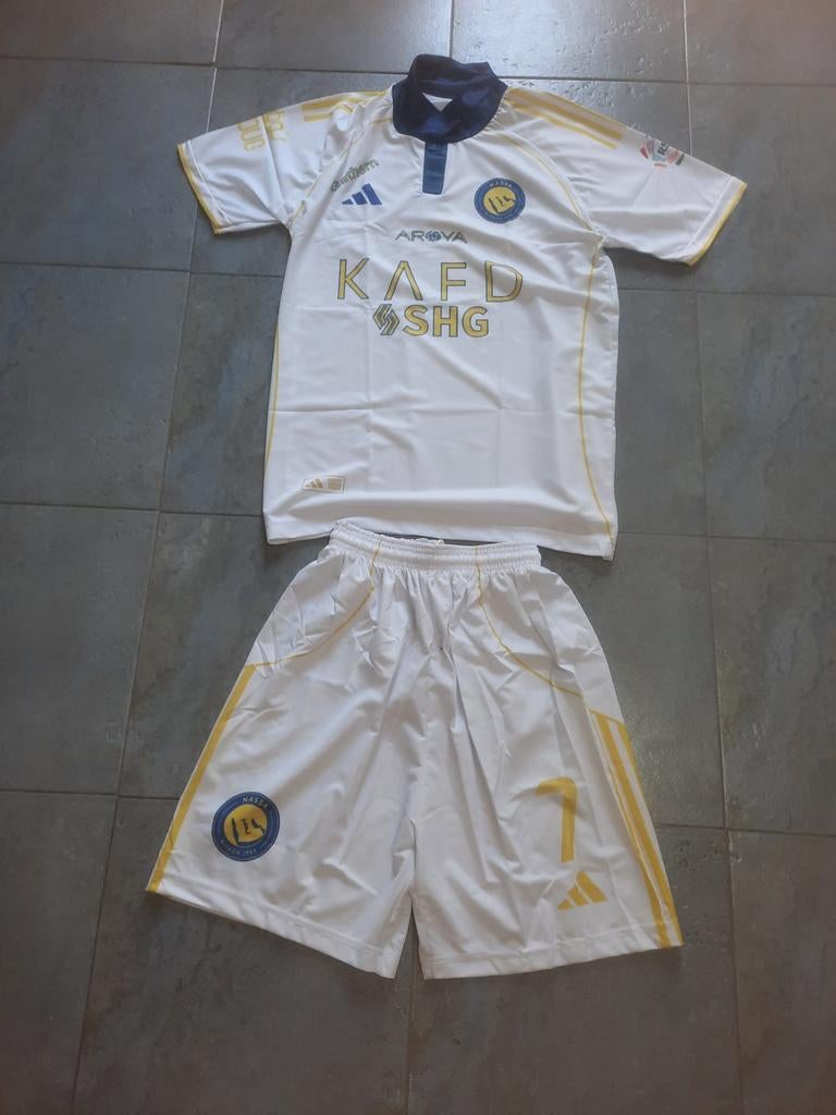 Al nassr cristiano ronaldo tenue NOOIT GEDRAGEN, Sport en Fitness, Voetbal, Ophalen of Verzenden, Nieuw, Shirt